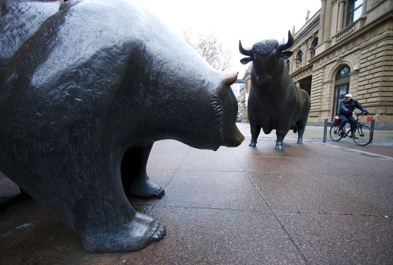 © Reuters. File photo of bull and bear statues outside Frankfurt's stock exchange