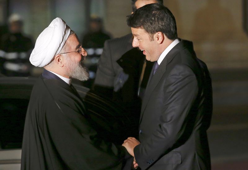 © Reuters. Iran President Rouhani shakes hands with Italian Prime Minister Renzi at the Campidoglio palace in Rome