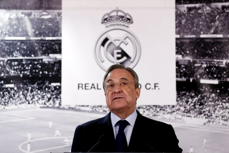 © Reuters. Presidente do Real Madrid, Florentino Pérez, faz declaração à imprensa no estádio Santiago Bernabeu