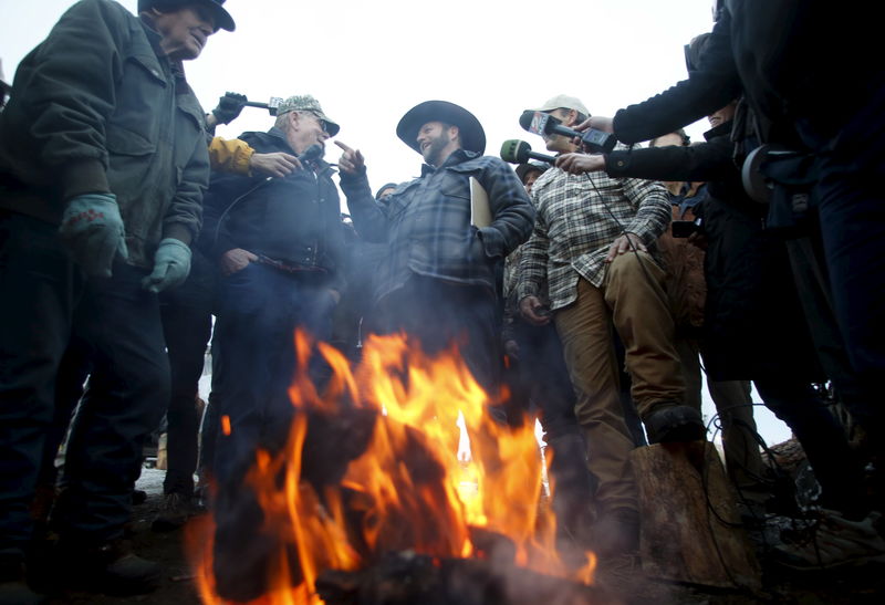 © Reuters. Ammon Bundy, center, meets with supporters and the media at Malheur National Wildlife Refuge near Burns, Oregon