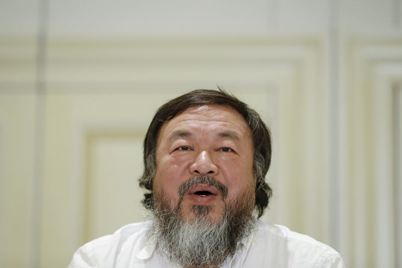 © Reuters. Artista chinês Ai Weiwei concede entrevista em Atenas 