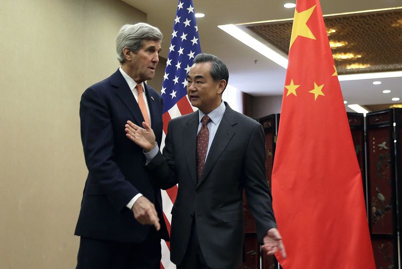 © Reuters. Secretário de Estado dos EUA, John Kerry, e chanceler chinês, Wang Yi, antes de encontro bilateral em Pequim