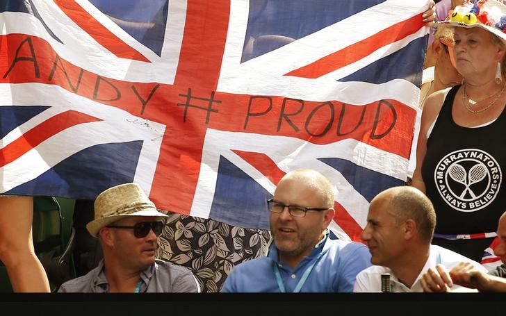 © Reuters. Torcedores de Andy Murray em partida do tenista britânico no Aberto da Austrália