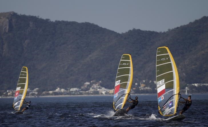 © Reuters. Competidores da classe RS-X durante evento-teste para os Jogos Olímpicos do Rio de Janeiro