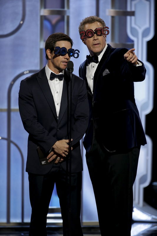 © Reuters. Wahlberg e Ferrell apresentam Globo de Ouro em Beverly Hills