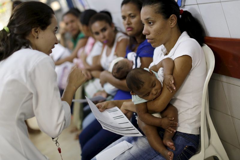 © Reuters. Mães carregam bebês com microcefalia no Hospital Oswaldo Cruz, em Recife