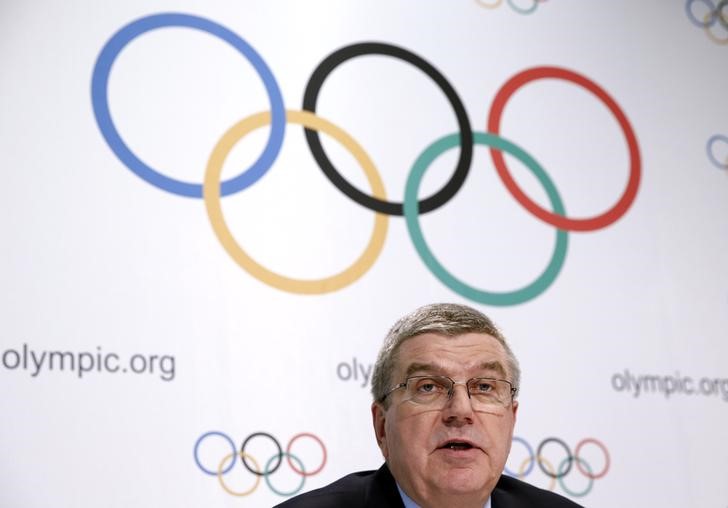 © Reuters. Presidente do COI Thomas Bach concede entrevista em Lausanne