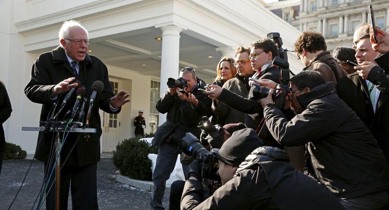 © Reuters. Sanders dá entrevista na Casa Branca após encontro com Obama