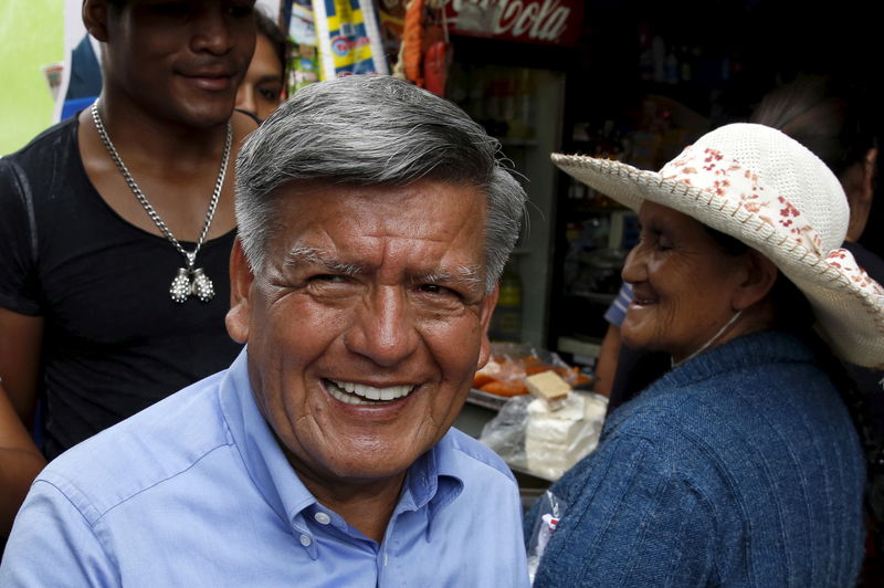 © Reuters. Peruvian presidential candidate Cesar Acuna greets supporters during a rally at a market in Brena district of Lima