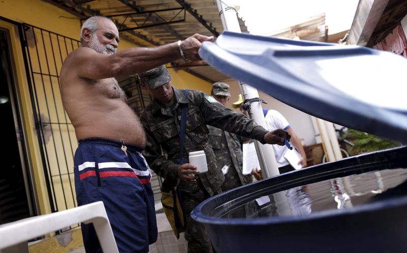 © Reuters. Soldado brasileiro usa pesticidas enquanto inspeciona uma casa durante operação contra o mosquito Aedes aegypti em Recife, Brasil