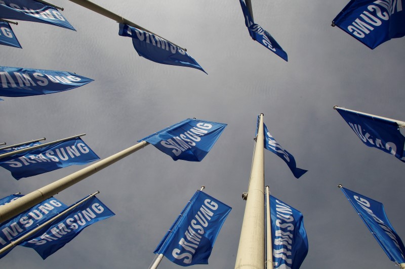 © Reuters. Samsung flags are set up at main entrance to Berlin fair ground