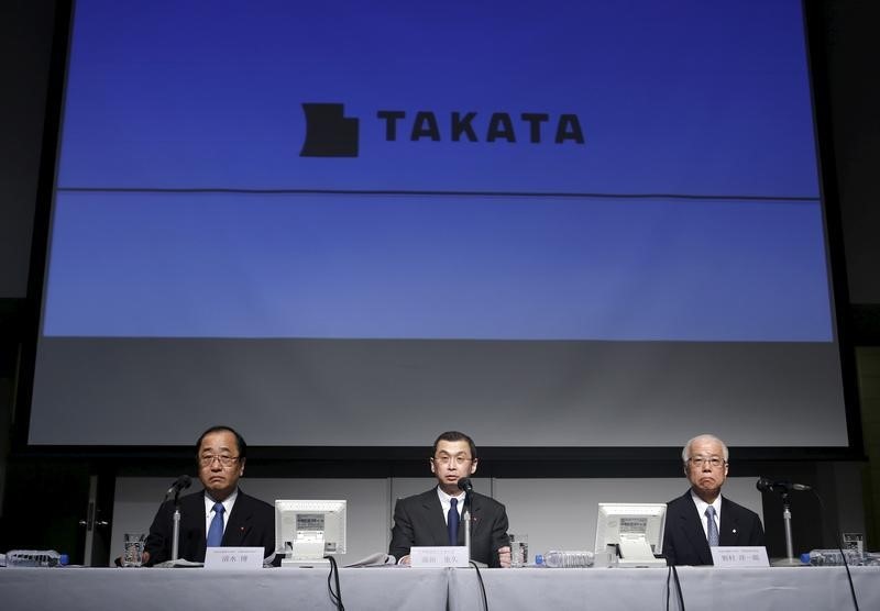 © Reuters. Takata Corp Chief Executive Shigehisa Takada, flanked by Chief Financial Officer Yoichiro Nomura and Senior Vice President Hiroshi Shimizu, attends a news conference in Tokyo