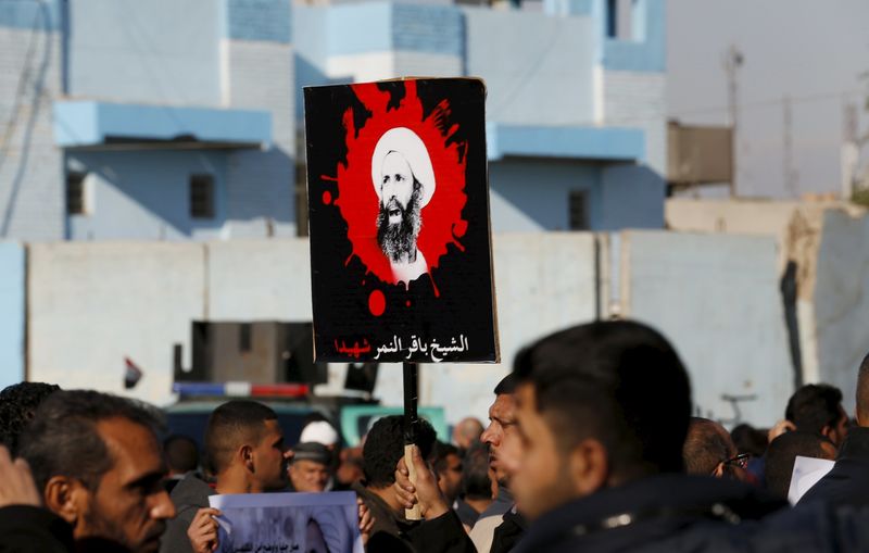 © Reuters. Supporters of Shi'ite cleric Moqtada al-Sadr protest against the execution of Shi'ite Muslim cleric Nimr al-Nimr in Saudi Arabia, during a demonstration in Baghdad
