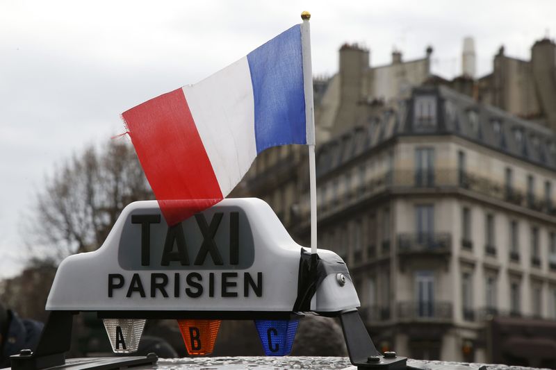 © Reuters. LES CHAUFFEURS NE DÉSARMENT PAS