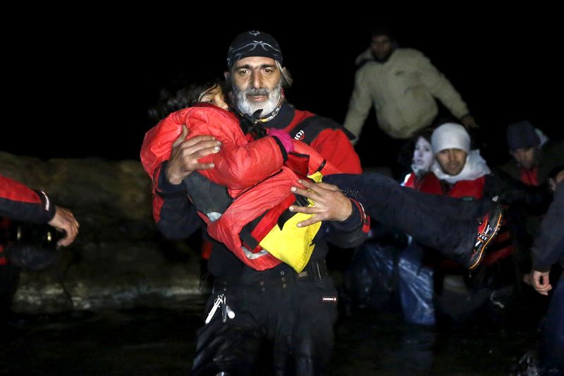© Reuters. Doce inmigrantes mueren al hundirse su embarcación en aguas griegas