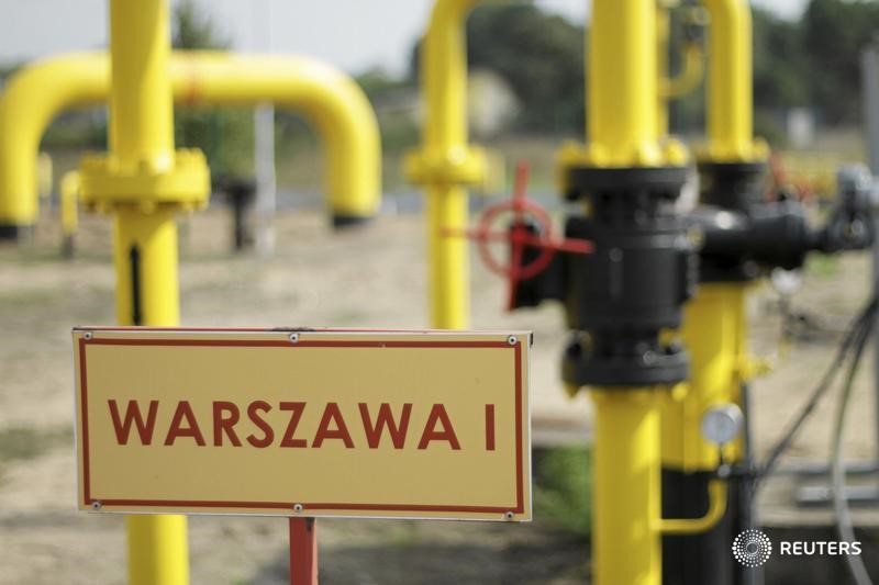 © Reuters. Знак с надписью "Варшава" на газовой станции в Центральной Польше