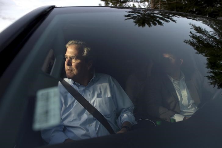 © Reuters. Republican presidential candidate Jeb Bush leaves following a town hall gathering at Turbocam International in Barrington