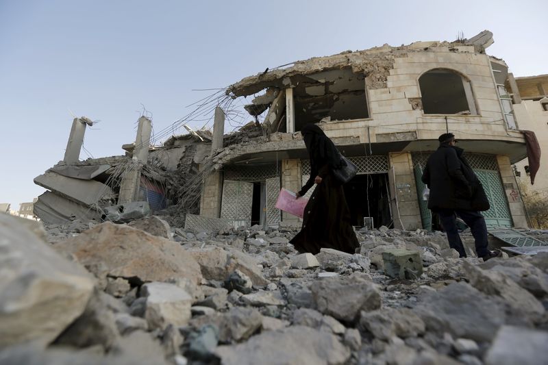 © Reuters. A woman walks past the house of court judge Yahya Rubaid after a Saudi-led air strike destroyed it, killing him, his wife and five other family members, in Yemen's capital Sanaa