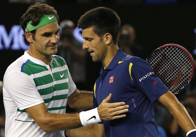 © Reuters. Sérvio Novak Djokovic e suíço Roger Federer após partida do Aberto da Austrália