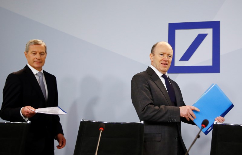 © Reuters. Deutsche Bank co-CEO Fitschen and Chief Executive Cryan arrive for a news conference in Frankfurt