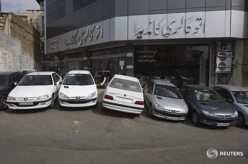 © Reuters. Автомобили Peugeot 206 и Pars в Тегеране