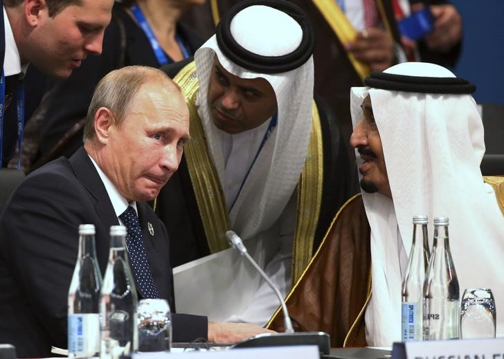 © Reuters. Президент России Владимир Путин (слева) и король Саудовской Аравии Салман ибн Абдул-Азиз Аль Сауд на саммите G20 в Брисбене