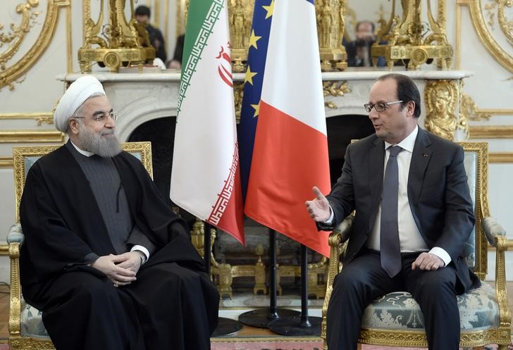 © Reuters. French President Francois Hollande meets Iran's President Hassan Rouhani at the Elysee Palace in Paris