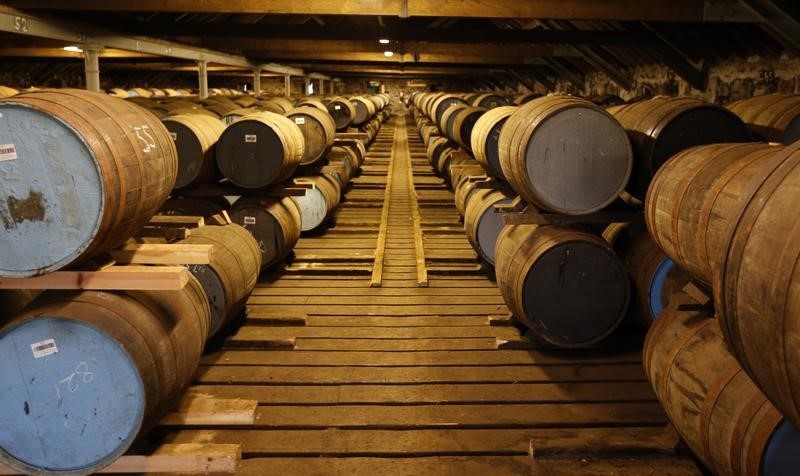 © Reuters. Whisky barrels are seen in the warehouse of the Diageo Cardhu distillery in Scotland