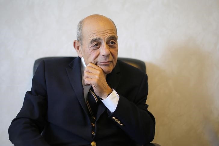 © Reuters. Vincent "Buddy" Cianci, former mayor and current mayoral candidate of Providence, answers a question during an interview with Reuters in his campaign headquarters in Providence