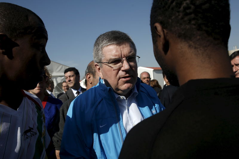 © Reuters. Presidente do COI, Thomas Bach, durante passagem por acampamento de refugiados em Atenas