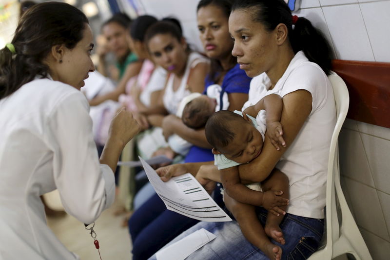 © Reuters. Mães segurando filhos com microcefalia em hospital de Recife