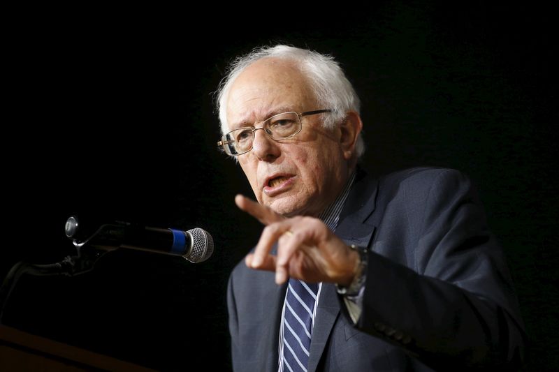 © Reuters. Sanders speaks at a campaign rally at Roosevelt High School in Des Moines