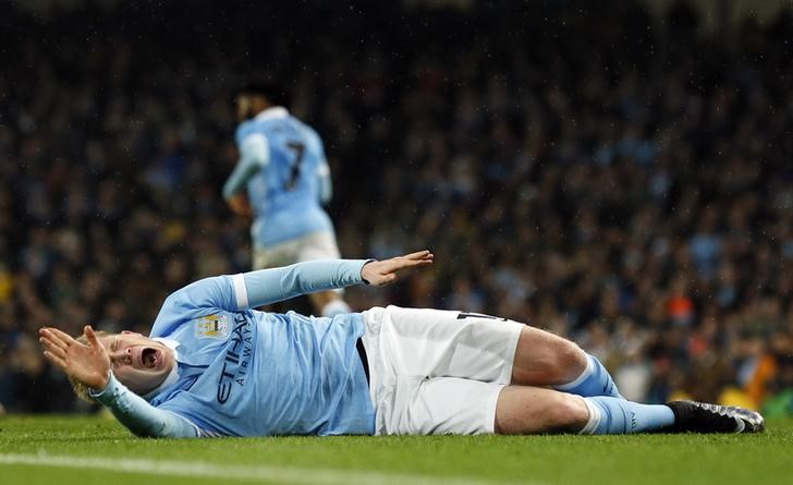 © Reuters. Kevin de Bruyne, do Manchester City, sente lesão durante partida contra o Everton pela Copa da Liga Inglesa