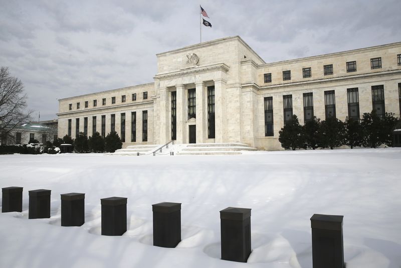 © Reuters. Snow covers the grounds of the U.S. Federal Reserve in Washington