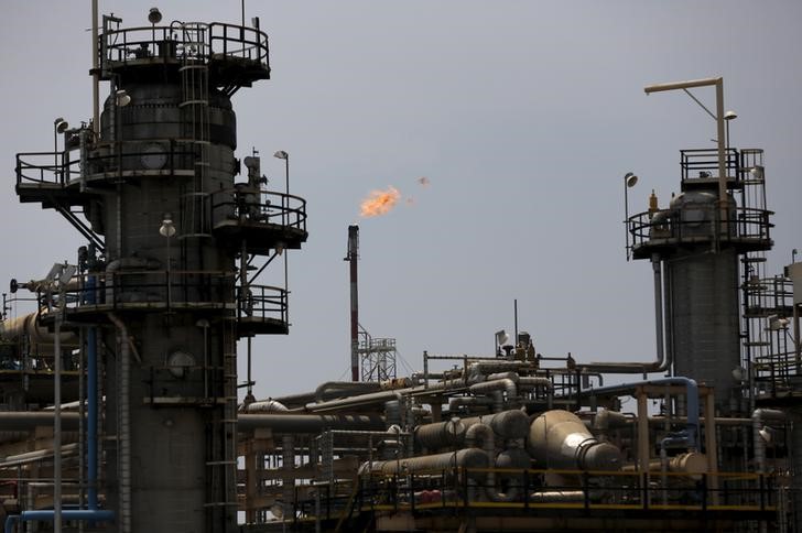 © Reuters. النفط يصعد في ثالث جلسة من المكاسب بفعل آمال لاتفاق لخفض الانتاج