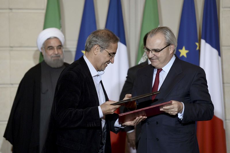 © Reuters. Chief Executive of Suez Environment, Chaussade, Iranian Energy Vice-Minister, Alireza Daemi, Iran's President Rouhani attend a bilateral political, cultural and economic agreements signing ceremony at the Elysee Palace in Paris