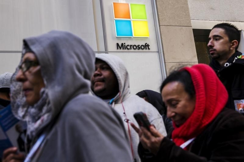 © Reuters. Shoppers stand in line to wait for the grand opening of a flagship Microsoft Corp. retail store in New York