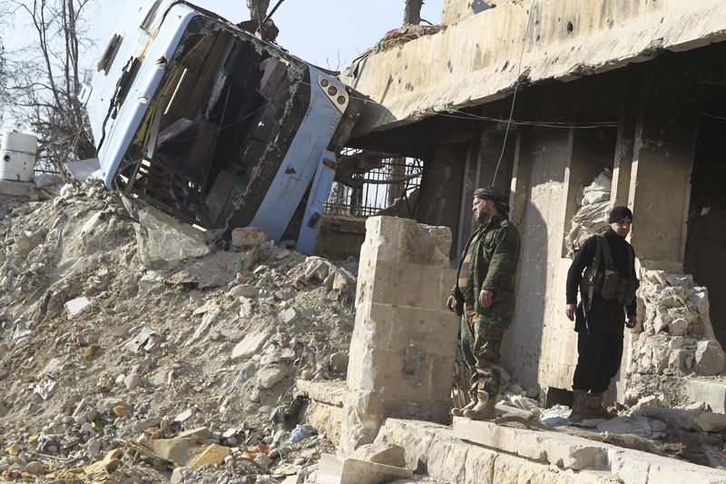 © Reuters. Combatentes rebeldes diante de complexo na cidade síria de Aleppo