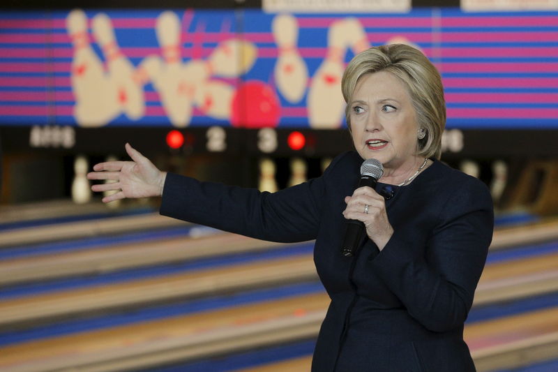 © Reuters. U.S. Democratic presidential candidate Hillary Clinton speaks at a campaign stop at the Family Fun Center in Adel