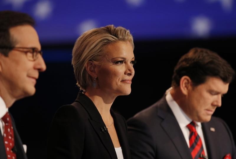 © Reuters. Fox News Channel anchor Kelly sits between fellow debate moderators Wallace and Baier during the debate held by Fox News for the top 2016 U.S. Republican presidential candidates in Des Moines