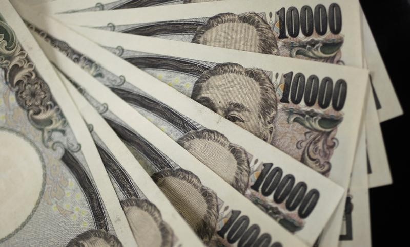 © Reuters. A picture illustration shows Japanese 10,000 yen notes featuring a portrait of Yukichi Fukuzawa, the founding father of modern Japan, taken in Tokyo