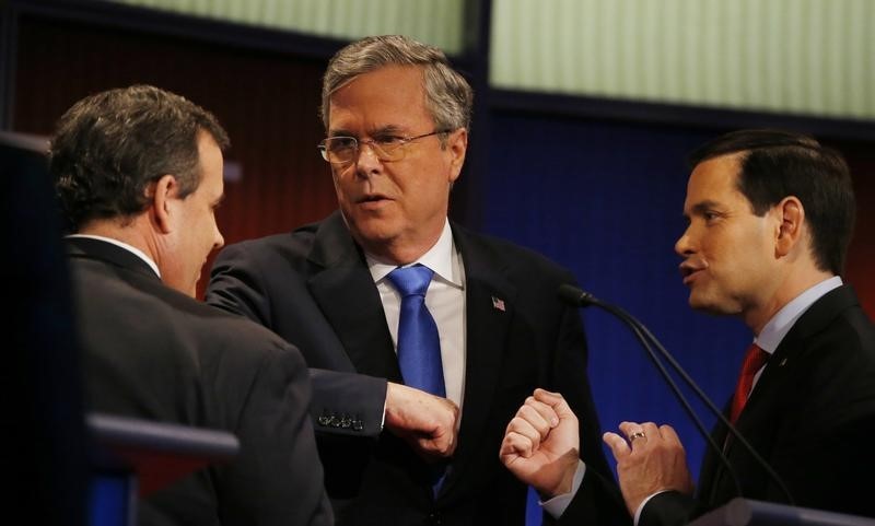 © Reuters. Republican U.S. presidential candidate rivals Christie, Bush and Rubio talk after the conclusion of the debate held by Fox News for the top 2016 U.S. Republican presidential candidates in Des Moines