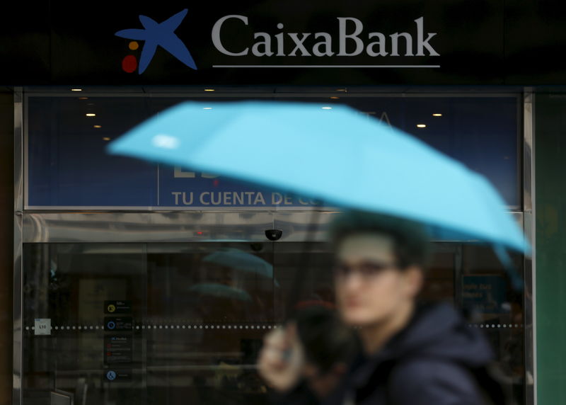 © Reuters. Caixabank registra pérdidas en el cuarto trimestre por Repsol