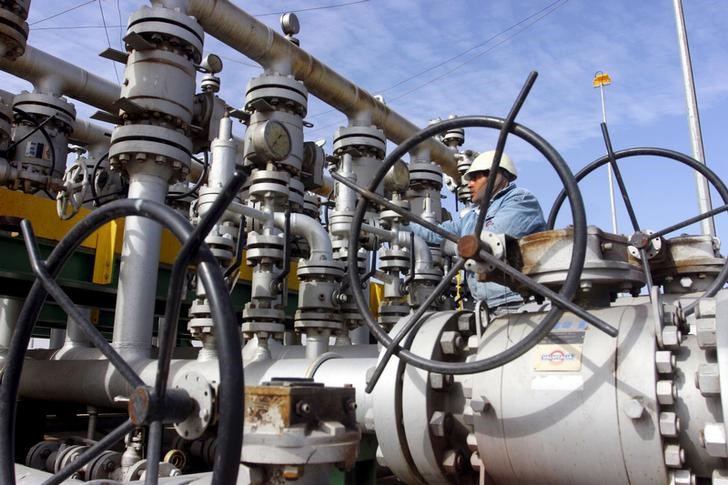 © Reuters. النفط يتجه للارتفاع للأسبوع الثاني وسط حديث عن خفض المعروض