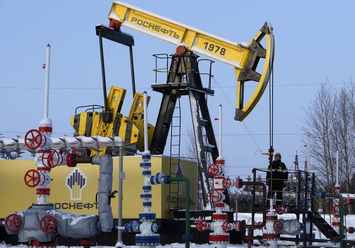 © Reuters. Станок-качалка на Самотлорском нефтяном месторождении Роснефти близ Нижневартовска