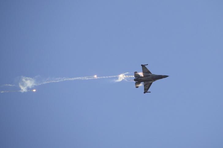 © Reuters. تقارير: أمريكا وبريطانيا تجسستا على الطيران الاسرائيلي