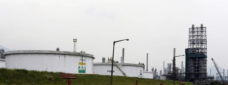 © Reuters. Refinaria da Petrobras em Cubatão (SP).