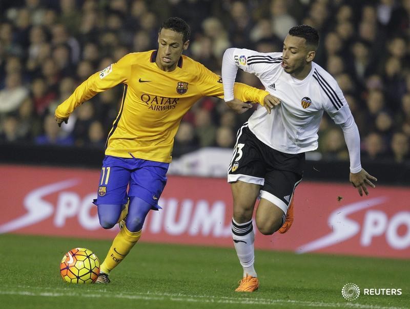 © Reuters. Barcelona y Valencia se enfrentarán en semifinales de la Copa del Rey