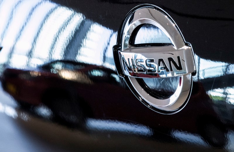 © Reuters. A car is reflected in the bonnet of a Nissan car in the showroom at Nissan's global headquarters in Yokohama south of Tokyo