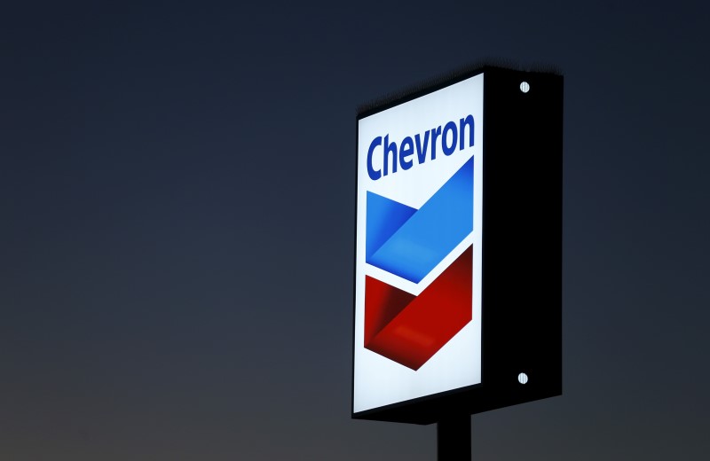 © Reuters. A Chevron gas station sign is shown in Cardiff 